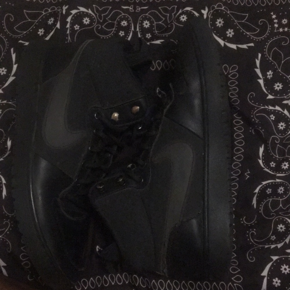 nike basketball mid shoe (black)